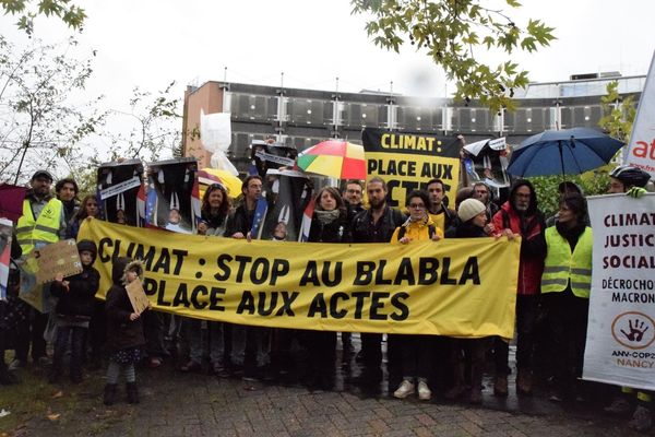 Manifestation de soutien aux décrocheurs du portrait d' Emmanuel Macron devant la cité judiciaire de Nancy le 9 octobre 2019.