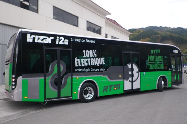 Ce bus électrique se recharge en cinq heures et a une autonomie de 250 kms. 