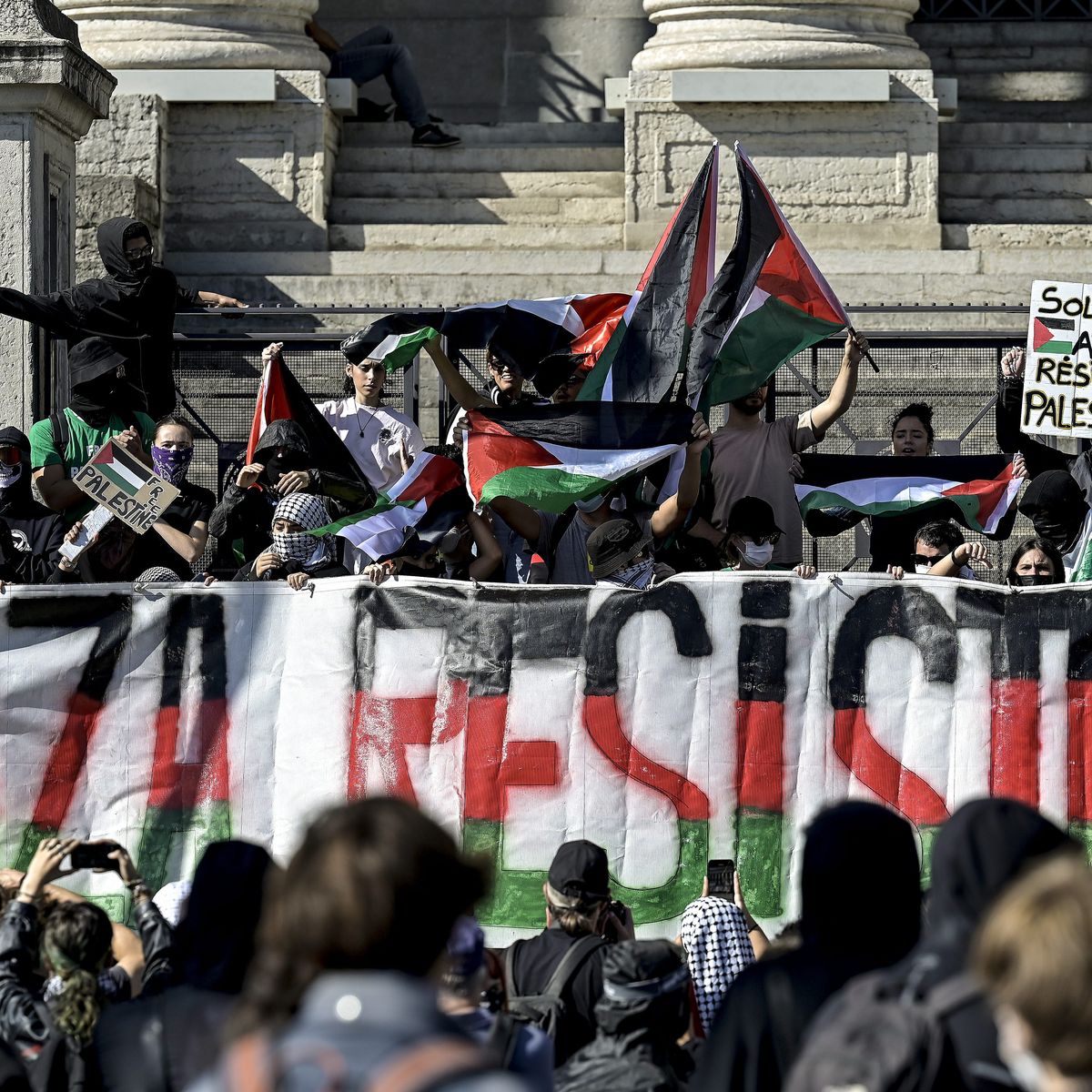 Saint-Étienne. Palestine : 300 personnes ont défilé dans le calme malgré  l'interdiction