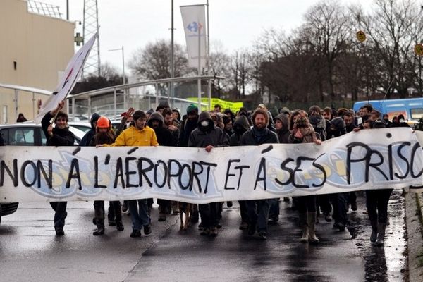 Les anti-aéroports devant la prison de Nantes samedi 29 décembre 2012