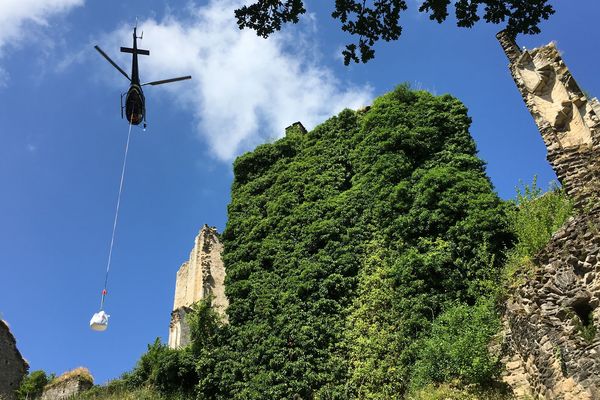 Héliportage de matériaux sur le site de Châlucet (87)