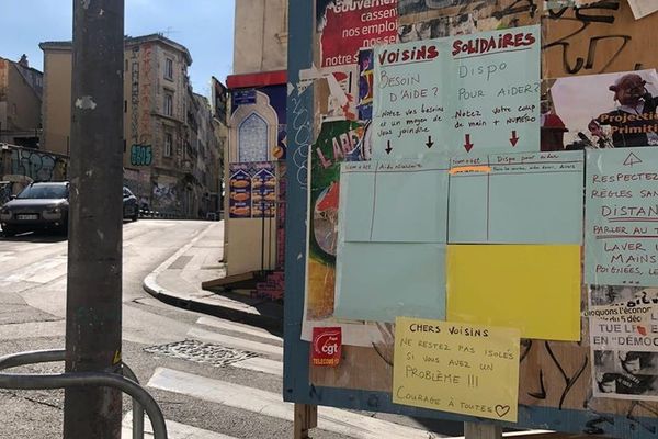 Des panneaux d'entraide ont été installés rue d'Aubagne pour organiser la solidarité avec les sinsitrés.