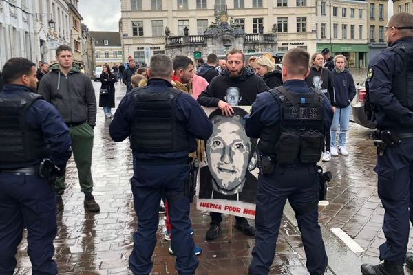 Le frère d'Henri Lenfant brandit une pancarte "justice pour Henri" face à des CRS après l'acquittement du gendarme du GIGN, Alexandre B.