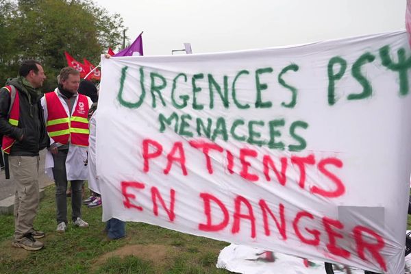 Devant l'hôpital de Mercy à Metz en Moselle une centaine de manifestants pour défendre les urgences psychiatriques jeudi 8 novembre.