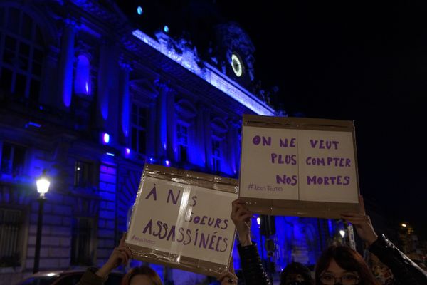 A Tours, plus d'une centaine de personnes se sont rassemblées devant l'hôtel de ville dans le cadre de la journée internationale de lutte contre les violences faites aux femmes. 