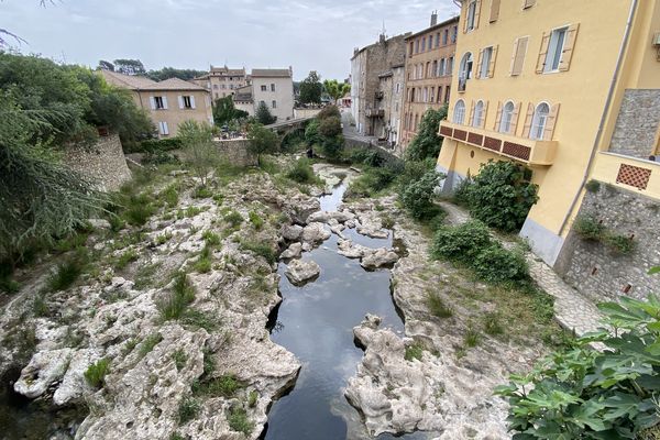 Illustration. La sécheresse dans le village de Trans-en-Provence (83).