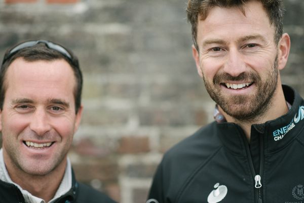 Les skippers Phil Sharp (à droite) et Pablo Santurde (à gauche) participent à la Transat Jacques Vabre 2017 à bord de leur class 40 "Imerys".