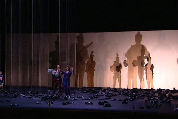 Un scène de théâtre d'ombres de l'opéra Wozzeck d'Alan Berg