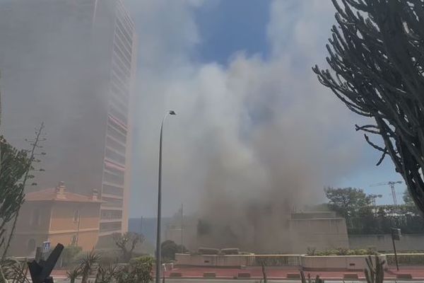 Le feu s'est déclaré dans l'un des appartements d'un immeuble situé au 21 de l'avenue Princesse Grâce à Monaco.