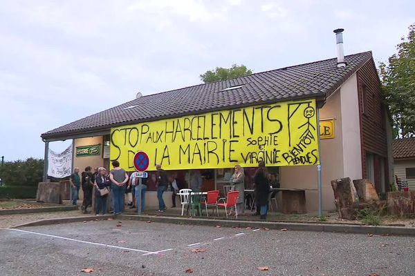 Sophie et Virginie, les gérantes de l'Auberge de l'Ombelle, veulent le retrait de l'arrêté.