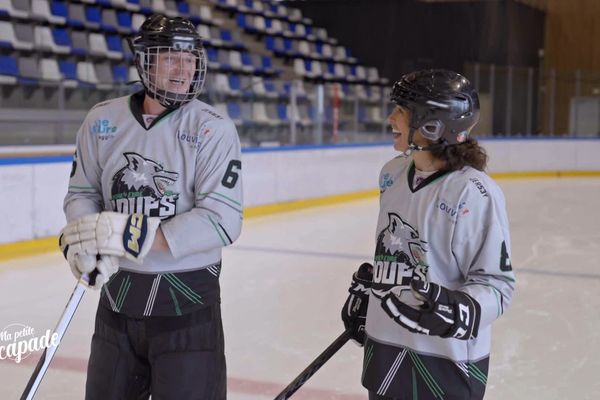 Clémence Castel et son invité Christopher se lance sur la glace pour s'essayer au hockey.