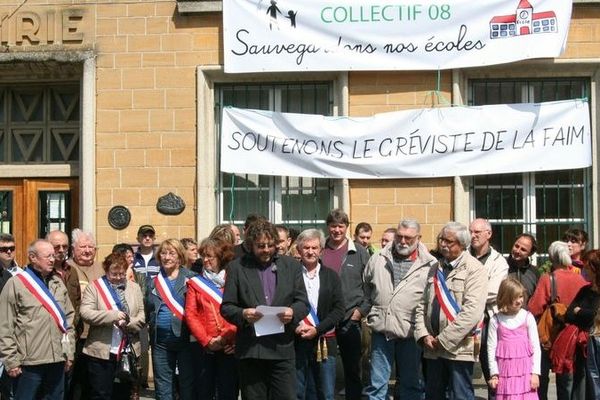 Le conseiller municipal de Pouru-Saint-Rémi et conseiller communautaire du Pays sedanais a lu une lettre devant la mairie du Chesne pour énumérer les revendications du collectif.