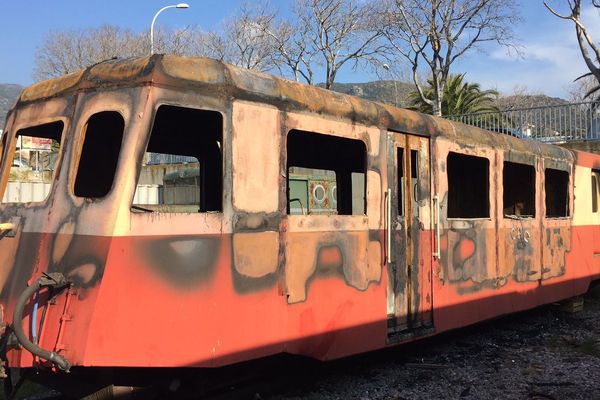 La micheline, un petit autorail, après l'incendie maîtrisé par les pompiers dans la gare de Bastia le 18 mars 2016.