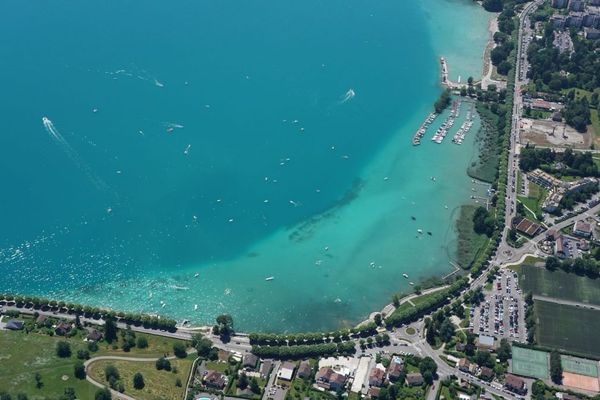 Le lac d'Annecy vu du ciel en juillet 2019.