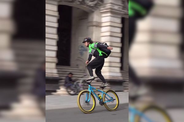 Matis, livreur à vélo, cumule les millions de vues avec ses vidéos de chute.