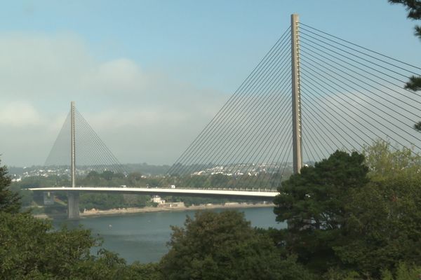 La RN165 passe sur le Pont de l'Iroise qui relie Brest à Plougastel-Daoulas.