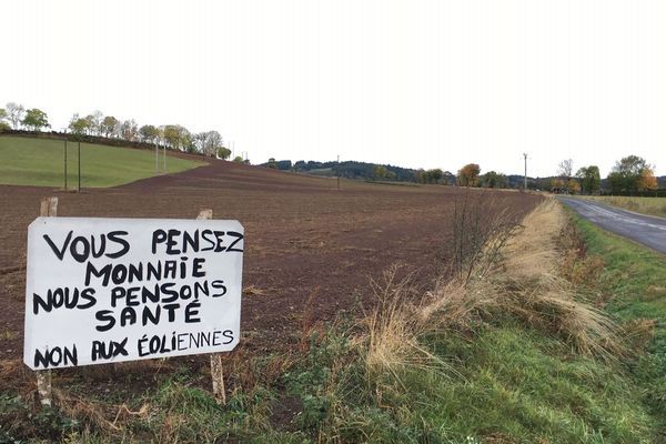 A Saint-Jean-de-Nay, en Haute-Loire, la future implantation d'un parc éolien fait polémique.