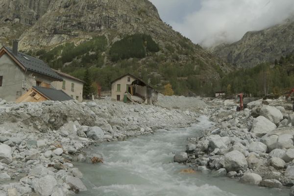 L'accès au hameau de la Bérarde n’est toujours pas rétabli en raison de risques d’avalanche.