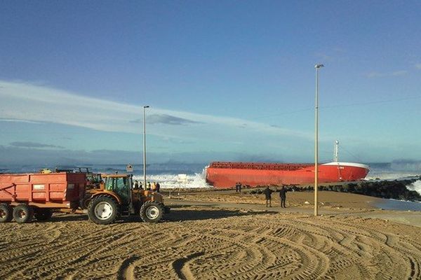 La partie avant du "Luno" stabilisée sur la digue.