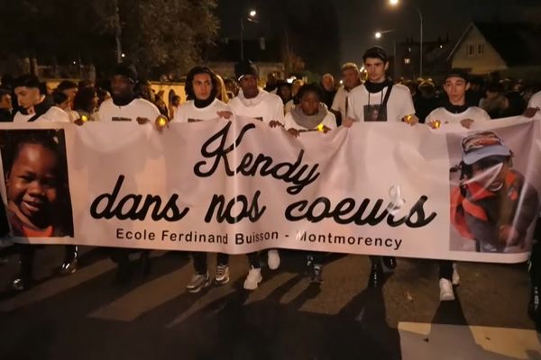 Le début du cortège en hommage à Kendy vendredi soir ;