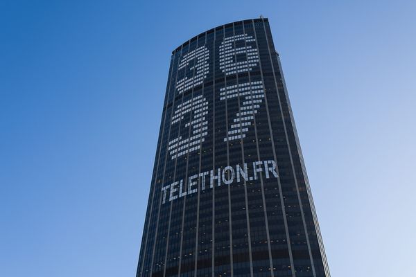 Le 36 37, numéro qui recueille les promesses de dons pour le Téléthon, affiché au sommet de la tour Montparnasse 