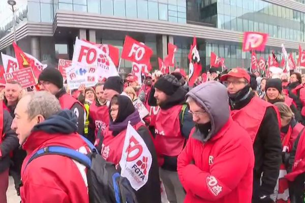 Environ un millier de manifestants devant le siège France de Carrefour (Massy, Essonne) pour protester contre les suppressions d'emplois.