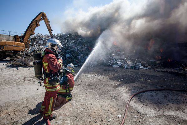 Les marins pompiers en train d'éteindre le feu de ferraille ce mercredi à Marseille dans le 16ème arrondissement