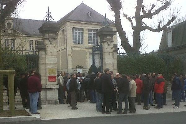 Les salariés de la fonderie de Vaux devant le tribunal de commerce de Montluçon
Photo: S.Vicente