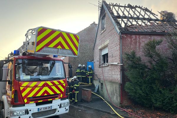 Le toit de la maison a été ravagé par les flammes