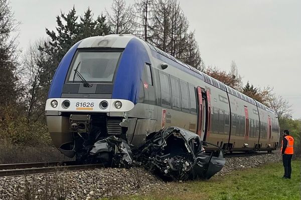 La voiture de l'octogénaire a été broyée sous la rame de train, qui circulait en direction de Bordeaux.