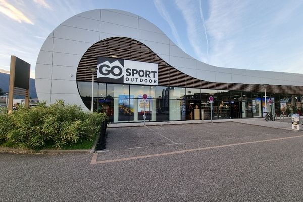 Avec un nouveau "look" et surtout flanqué du mot "Outdoor" (sports de plein air), c'est un véritable magasin"test" pour le groupe "Intersport" qui vient d'ouvrir dans la zone commerciale Chamnord de la capitale savoyarde