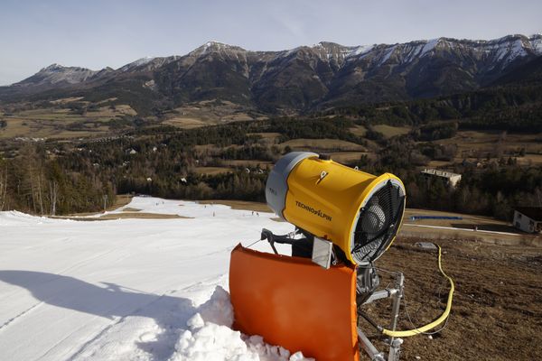 Station de basse altitude, Grand Puy souffre du manque de neige et de la baisse de fréquentation de son domaine skiable depuis plus de dix ans.