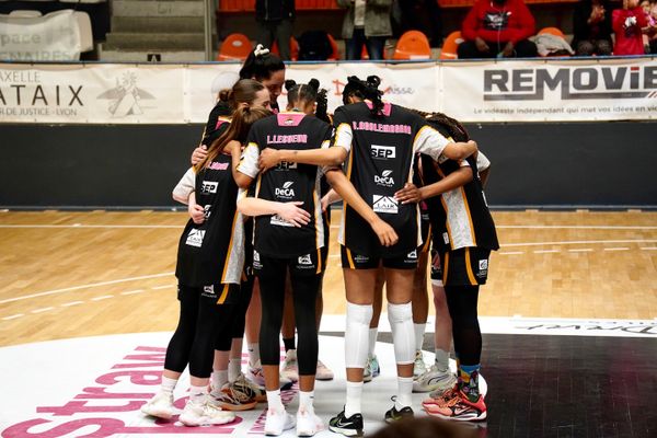 Les basketteuses de l'USB Damigny-Alençon disputent la finale du Trophée Coupe de France à l'Accor Arena de Paris Bercy, ce vendredi 26 avril 2024.