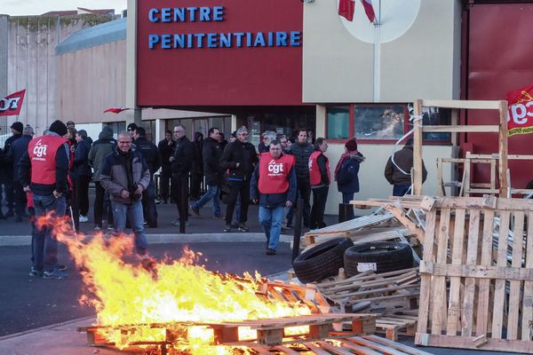 Des surveillants de prison ont bloqué jeudi matin partiellement ou totalement plus d'une quinzaine d'établissements réclamant plus de sécurité et de moyens. A Perpignan, Frédéric Jenot, du syndicat FO pénitentiaire déplorait que les surveillants soient devenus "des cibles à abattre".