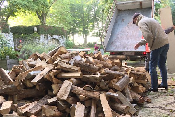 En 50 ans de métier, Gilbert n'avait jamais vendu 600 stères de bois aussi tôt dans la saison.