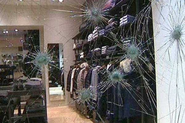 Une des vitrines cassées dans le centre-ville de Dijon lors de la manifestation en hommage à Rémi Fraisse qui a dégénéré