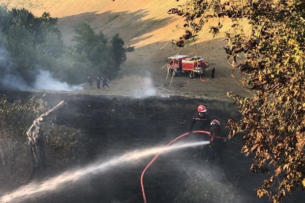 Le vent d'Autan a nettement compliqué la tâche des hommes du feu.