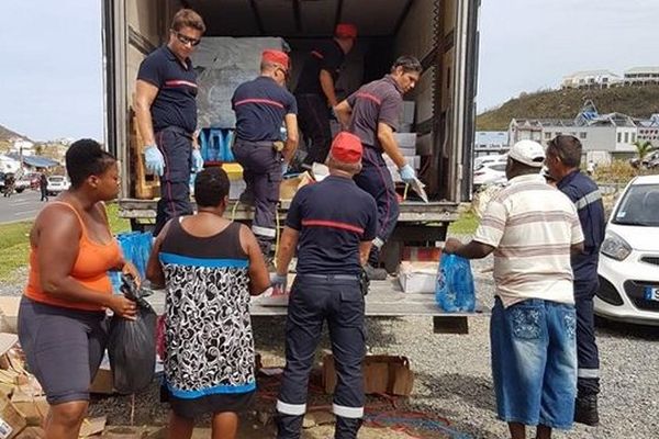 Les sapeurs-pompiers distribuent des bouteilles d'eau aux habitants de Saint-Martin.