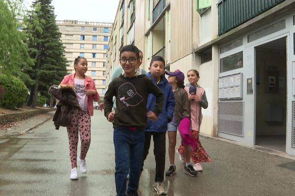 L'association 1000 couleurs oeuvre auprès des jeunes du quartier Pissevin à Nîmes depuis 30 ans.