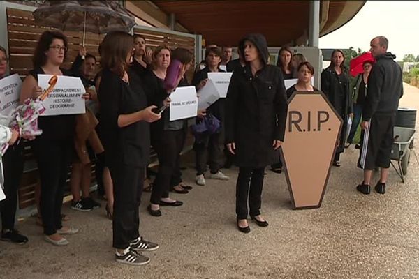 Les professeurs du collège Antoine -Guichard, à Veauche (42) se sont mobilisés pour obtenir plus de moyens face à des classes surchargées. 