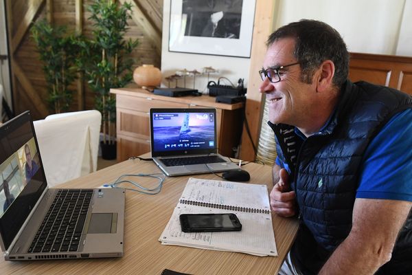 Vainqueur de la transat AG2R La Mondiale en 2012, le navigateur Gildas Morvan fait équipe virtuellement avec le chanteur Charles Miossec. "Moi je fais vraiment croire que je suis à bord et je fais la navigation, Christophe
barre beaucoup".