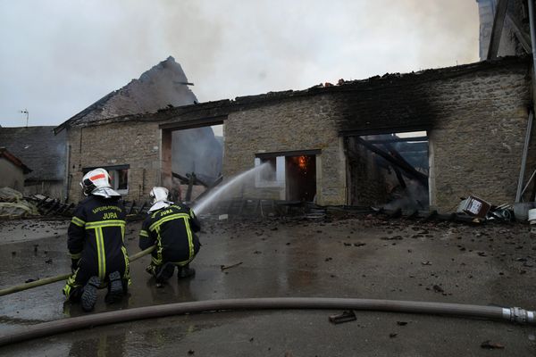 Incendie d'un corps de ferme - image d'illustration 