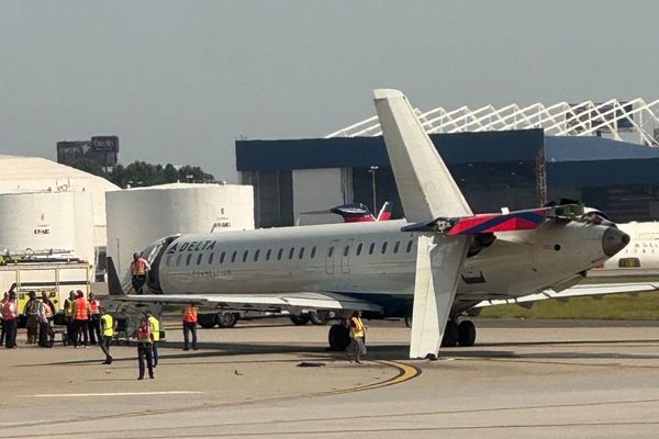 La dérive verticale du jet régional CRJ 900 de Delta airlines a été littéralement arrachée par l'aile de l'A350.