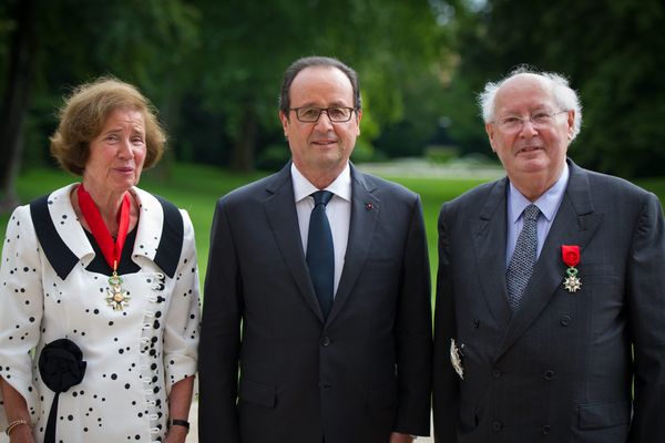 Le président avait remis à Beate et Serge Klarsfeld, tous deux chasseurs de nazis, la légion d'honneur.