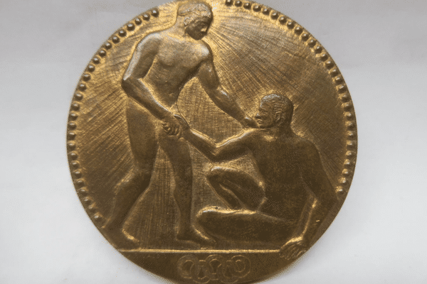 L'hôtel des ventes de Coutances (Manche) organise la vente de quatre médailles des Jeux Olympiques de 1924, lundi 12 août 2024. Ici, le verso d'une médaille de vainqueur des Jeux d'été, en bronze.