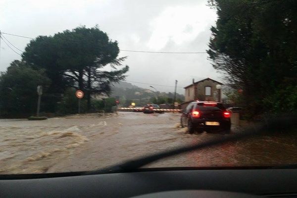 28/11/14 - Intempéries en Corse, le passage à niveau de Lucciana (sud de Bastia) sous les eaux 