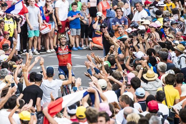 La foule acclame les coureurs chaque année lors du Tour de France.