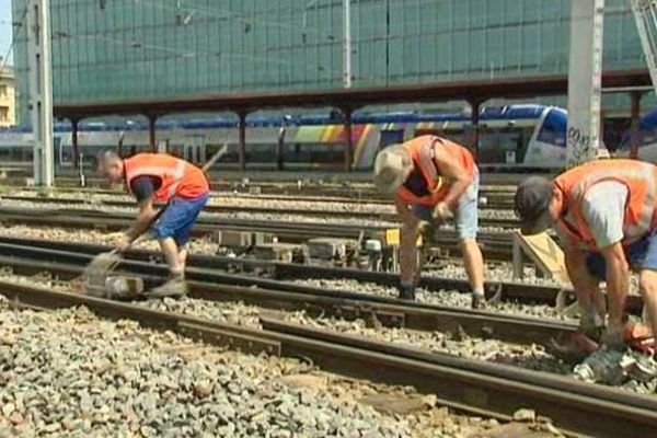 Les agents de la SNCF vérifie manuellement les éclisses sur le réseau régional