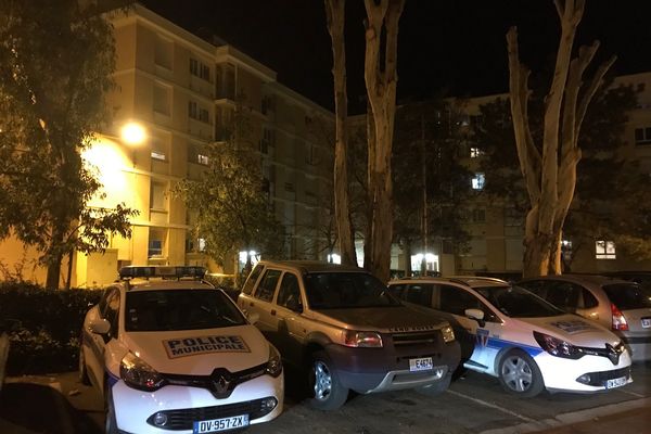 La police était toujours ce vendredi soir dans l'immeuble où le corps décapité de la victime a été retrouvé à Fréjus.