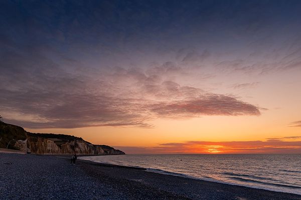 Coucher de soleil au large de la plage d' Hautot-sur-Mer .